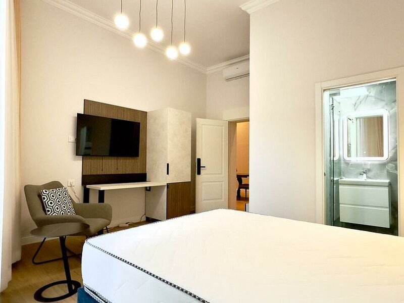 Magheru: 5 camere cu bai proprii-business regim hotelier care deja produce
