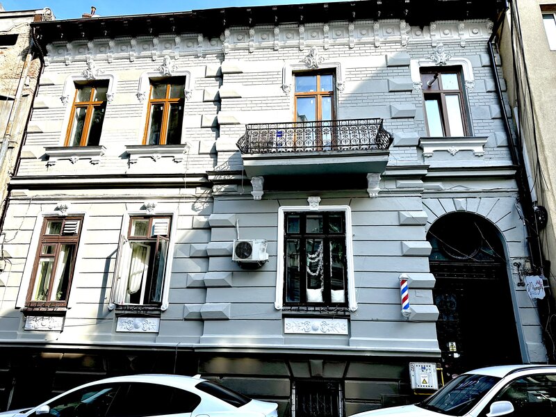 Magheru: 5 camere cu bai proprii-business regim hotelier care deja produce